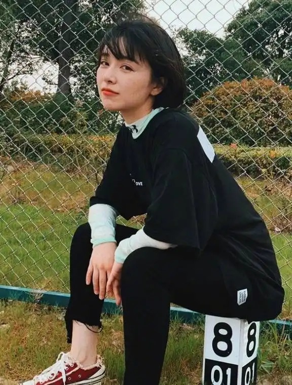 阚清子开始走少女路线,31岁还夹小学生发卡,剪波波头像18