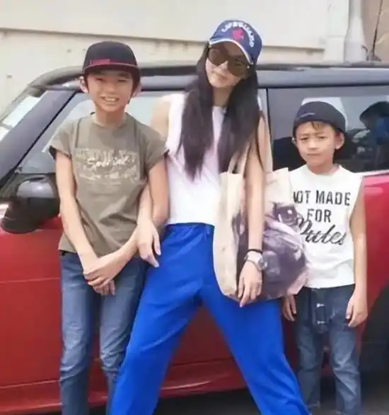 张柏芝母子搭肩出游,二儿子quintus长得又高又壮,脸部像妈妈