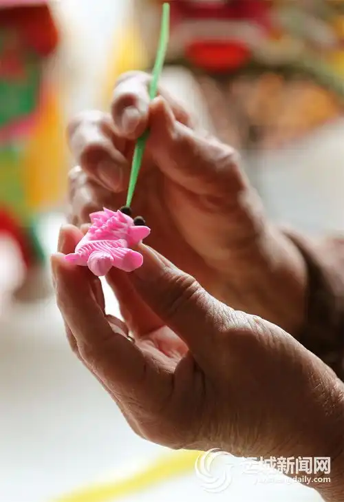 张梅花制作工艺品颂扬新时代喜迎二十大