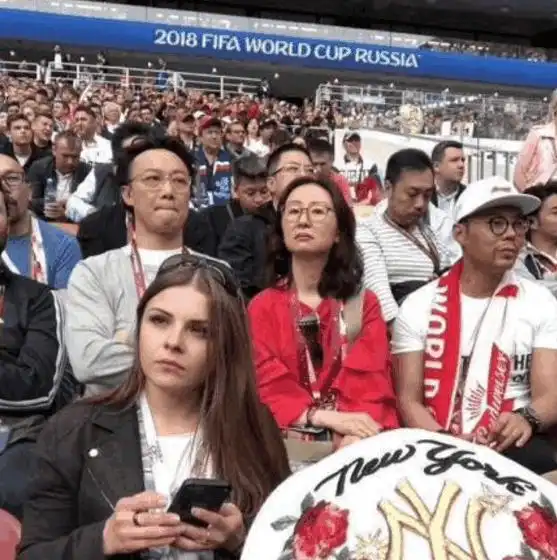 怎么回事陈奕迅观战世界杯竟对球迷竖中指