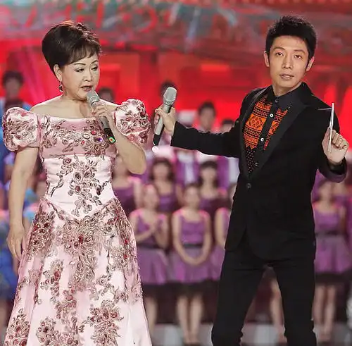 75岁李谷一近照,隐瞒了40年的二婚老公,原来是我们熟悉的他