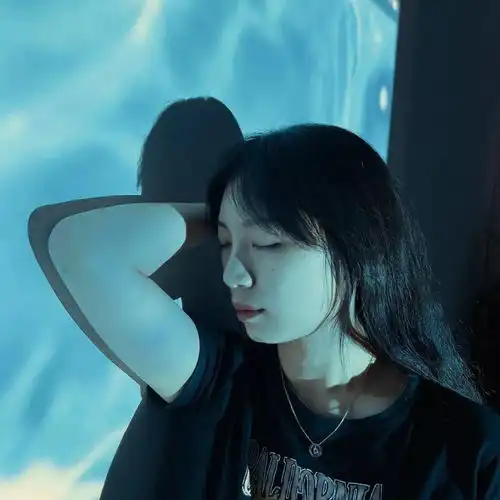天热不想出门,教你在家用白墙也能拍美照