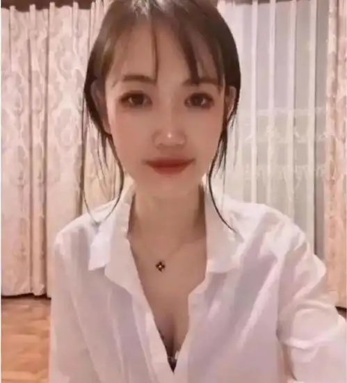 马蓉直播中解开衣扣大打擦边球,当场被观众举报