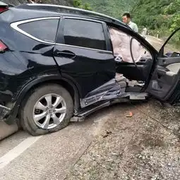广西惨烈车祸致2死1伤,crv整个车头都没了
