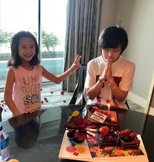大魔王张怡宁庆生照曝光小儿子正面呆萌可爱,张怡宁穿着好朴素