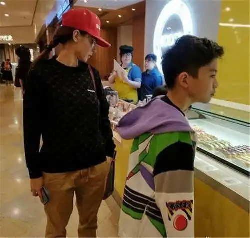 13岁lucas身高已过170公分,母子相偎画面超温馨