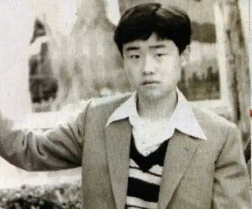 周立波穿万元t恤打高尔夫,模样大变不敢认,摇头晃脑疑精神异常