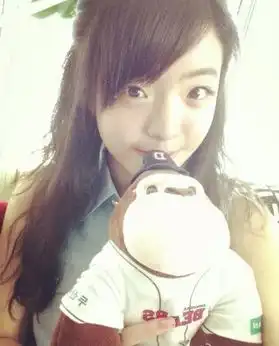 组图华谊老总王中磊女儿私照美颜长腿养眼
