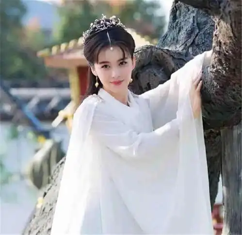 刚出道就演女主秦岚和张丰毅都给她做配,杨超越是锦鲤本鲤吧