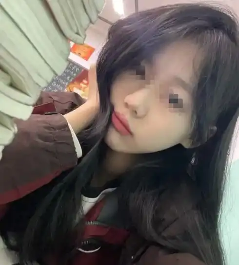 19岁女高中生,主动与55岁修车工同居,父亲破门而入后当场愣住