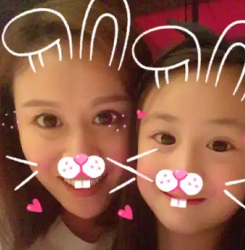 叶一茜晒和女儿呆萌自拍森碟越长越漂亮