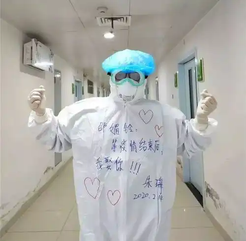 防护服上的这些话,句句戳中心窝