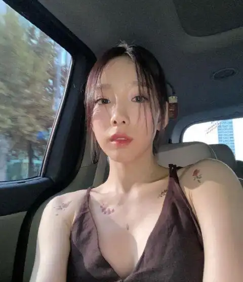 泰妍上传性感自拍照,引发韩国网友讨论能不能先把衣服拉一下