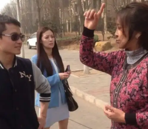 她三次嫁出国门,三次离婚,今56岁单身无人要