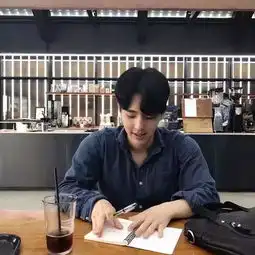 头像我们的故事以我打扰开始,以我多余结束