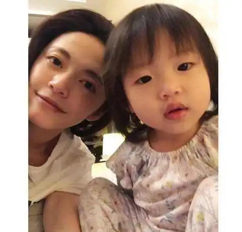 姚晨儿女正面照曝光,女儿文静乖巧很淑女
