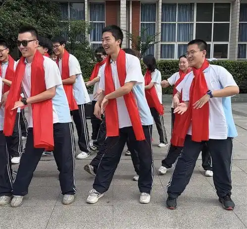高中生唱跳天团扭秧歌,为高三考生加油打气