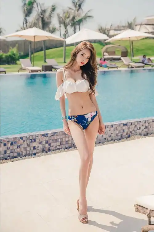 比基尼泳衣小姐姐,俏美身材惹人注目,衬托出修长性感的身姿