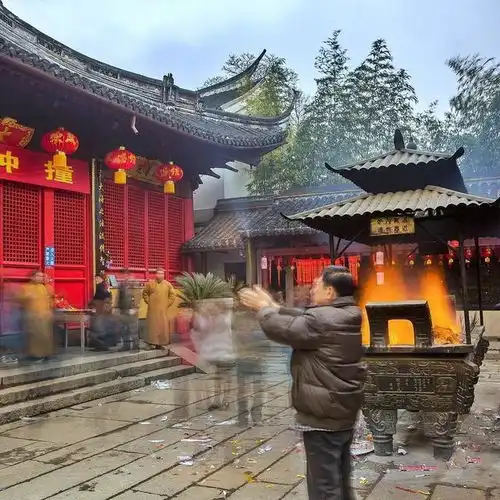 我国最黑心的寺庙,香火钱多到每天麻袋装不完,和尚个个富得流油