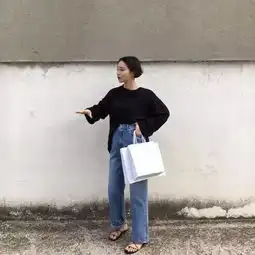 偏爱黑白色系的极简搭配风格