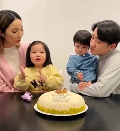 李亚男晒视频为丈夫庆生,王祖蓝抱孩子一起庆贺,gabby歌声洪亮