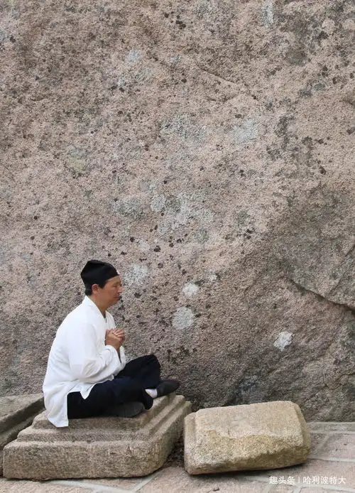 中国西北最大悬空道观群,建于千米悬崖峭壁间,属全真龙门派祖庭