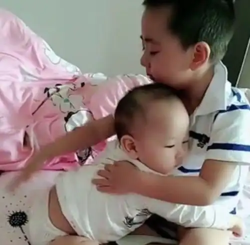 三岁哥哥和一岁弟弟玩耍,弟弟忽然打哥哥,哥哥的做法,心都暖化