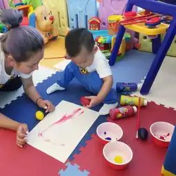 组图何洁与儿子亲子装出镜母子同框萌态十足