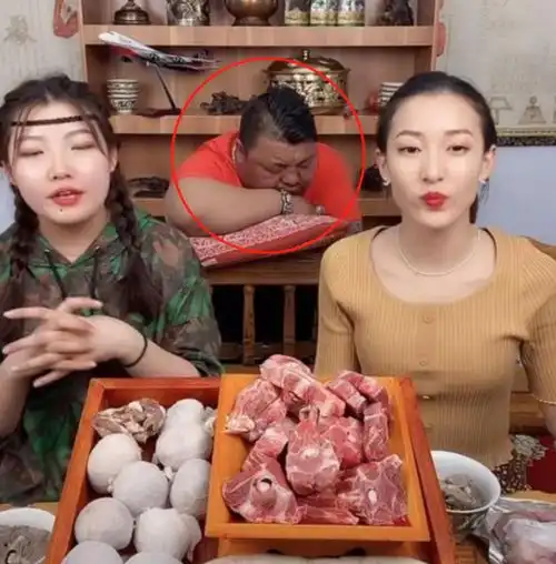 下一个泡泡龙网红恩克脸上出现黑斑,胖到走路需要搀扶仍狂吃