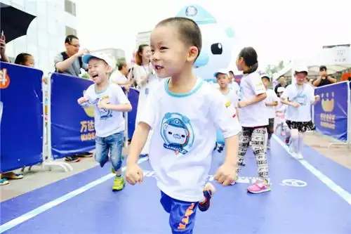 来,一起回味去年那场风靡全国拿奖到手软的六一亲子跑