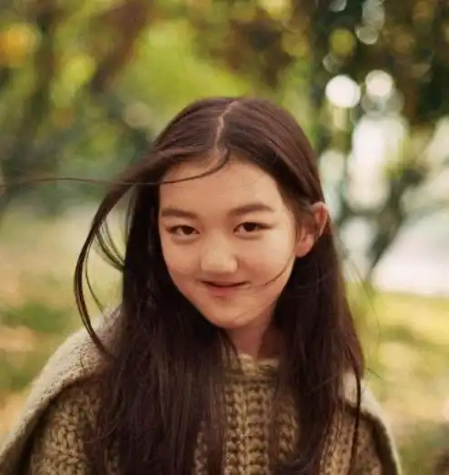 王菲小女儿14岁近照,身材纤细苗条,网友遗传了妈妈
