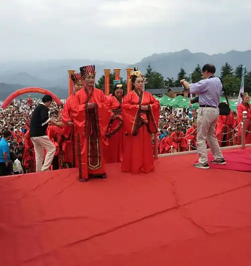 七夕,瑞典华侨夫妇参加尧山中原大佛汉式集体婚礼