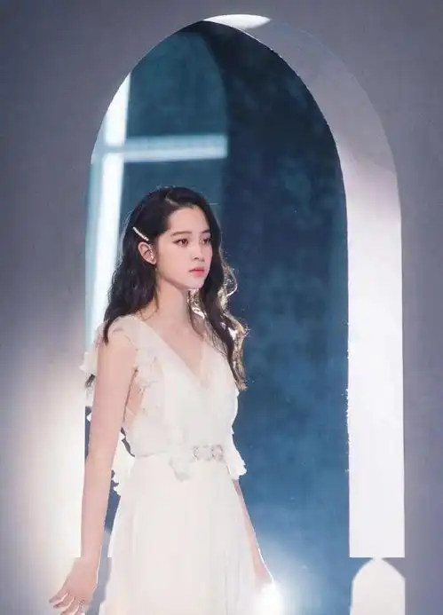 和虞书欣赵露思一起做夏季最出圈的发饰女孩