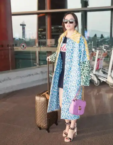 霍思燕携子现身机场,嗯哼一脸茫然尽显呆萌,霍思燕尽显辣妈本色