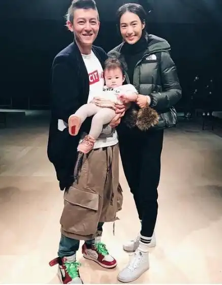 陈冠希父母旧照曝光,妈妈惊艳撞脸关之琳网友他爸一定很有钱