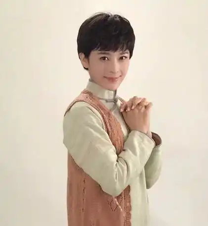 花椒红毯晕倒的赵韩樱子,原来跟秦俊杰菅韧姿是同学