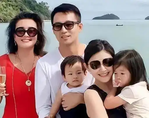 汪小菲曾开播要接儿女回家,兰姐直播透露近况,曝接回北京有阻力