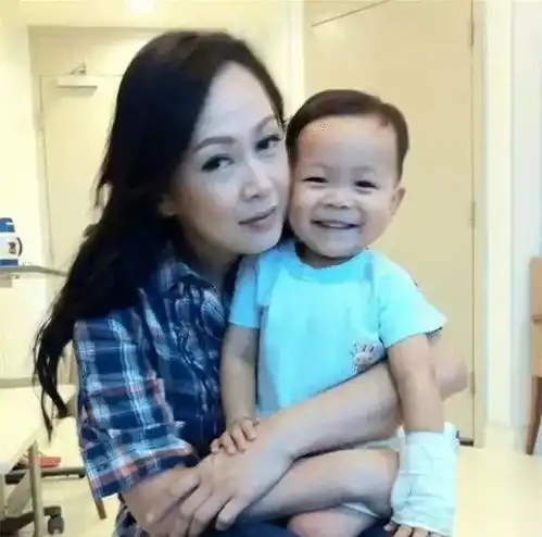 tvb钻石女配家中内景曝光,杂乱简陋很寒酸,母子俩饭盆已泛黑