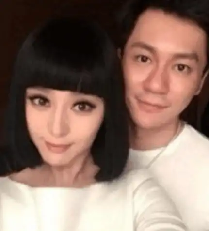 42岁李晨抱王霏霏做深蹲,体力惊人,迷倒阿姨直呼好强壮