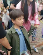 杜江一家外出度假被偶遇,霍思燕衣着肥硕似怀孕,嗯哼一脸呆萌