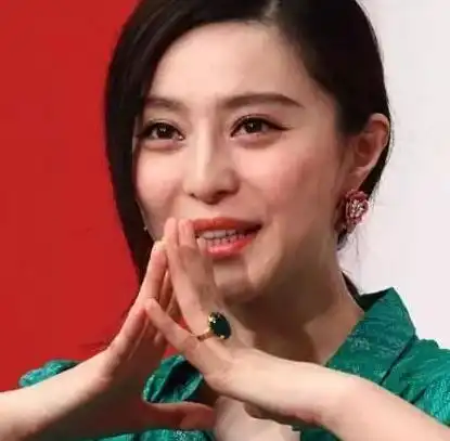 这枚翡翠戒指究竟存在何种魅力能够令范冰冰只换服装不换它