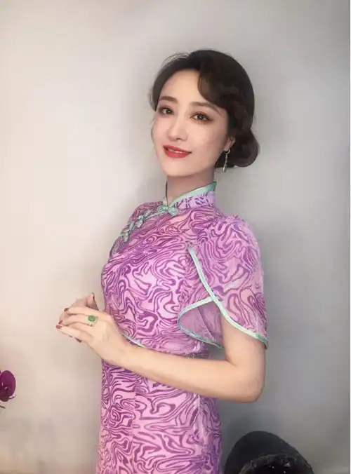 透过左岩直播间的惊鸿一瞥,看见珠宝女王的蜕变之路