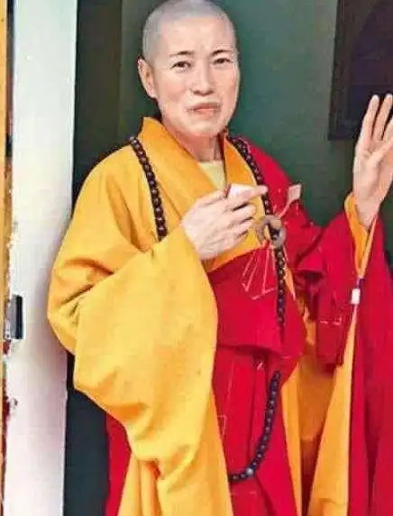 尼姑穿丝袜戴假发,与两个和尚结婚,香火钱用来买豪车别墅