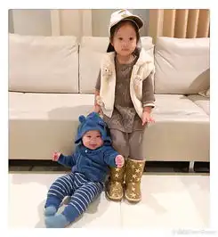 名媛关颖穿吊带裤秀长腿靠桌而坐散发熟女魅力