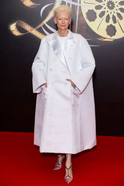 人间扳手古一法师蒂尔达斯文顿玉足大赏,老当益壮精神头很足哦