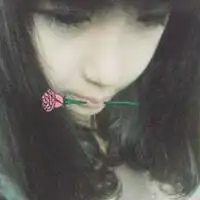 图片上的嘴里叼着的卡通玫瑰花是怎么加上的