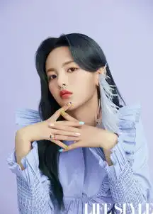 杨超越雾感妆配夏日风美甲今日份彩虹锦鲤上线营业