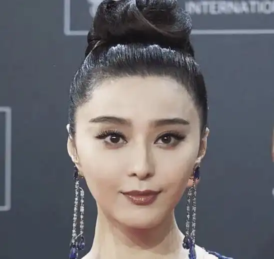 范冰冰灵气丧失两大原因,剃平发际线像戴假发套,烤瓷牙假又刻意