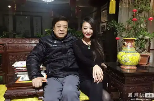 赵忠祥邀美女主持家中做客亲自下厨做美食