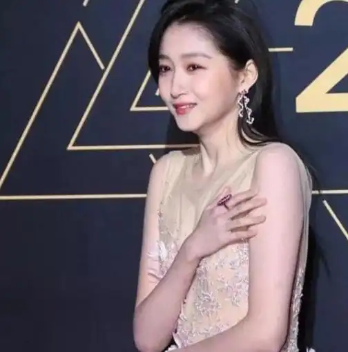 36岁王丽坤走红毯被冷到胃疼,在镜头前捂着肚子,说话声音显颤抖